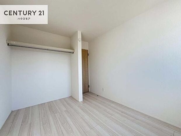 掃き出し窓がないお部屋は、お子様のお部屋としても安心です!収納スペースも充実しているので散らかったお部屋をサッと片付けられます!