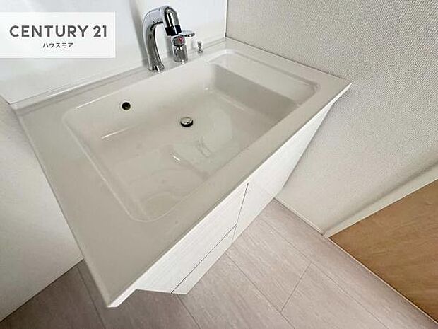 深い洗面台ボウルは、水が跳ねにくいのでお手入れが楽々!清潔感が保てます!キレイな洗面所で自分磨きのモチベーションが上がりますね!