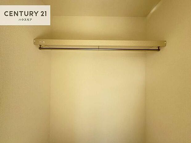 ウォークインクローゼット付きです。たくさんのお洋服などを収納しておけそうですね!他にも扇風機や加湿器など季節物の大きな家電も収納できます!