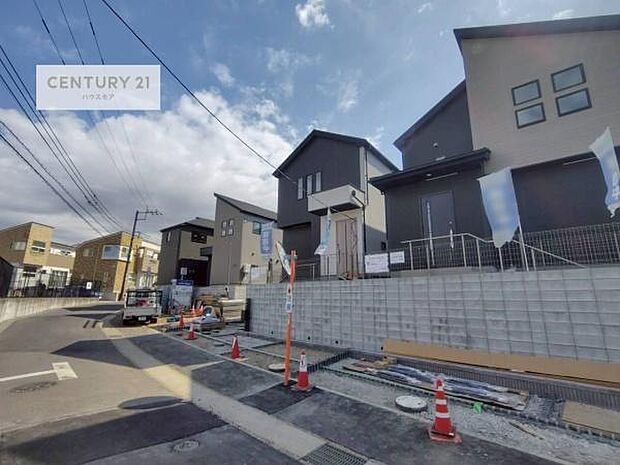 前面道路は5.7m!陽当り良好な立地です。車庫入れが苦手な方も安心ですね。