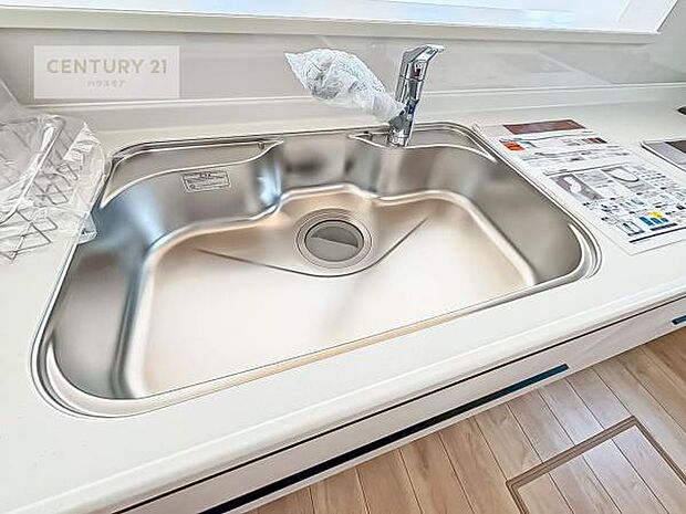 ワイドなシンクですね!水が跳ねにくく洗物がしやすい家事が楽々仕様のシステムキッチンです!デザイン性と機能性を兼ねたキッチンで清潔感がありますね!(同仕様)