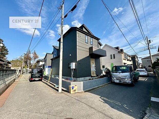 前面道路は3.95m×3.87m!陽当り良好な立地です。車庫入れが苦手な方も安心ですね。