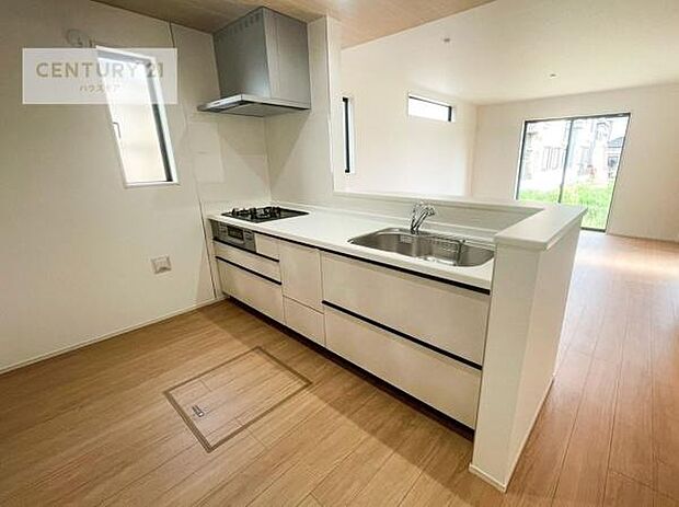 大人気の対面式システムキッチンを採用しています!ご家族のコミュニケーションが自然と増える設計です。お子様にも目が届くので嬉しいですね。収納力もあります!(同仕様)