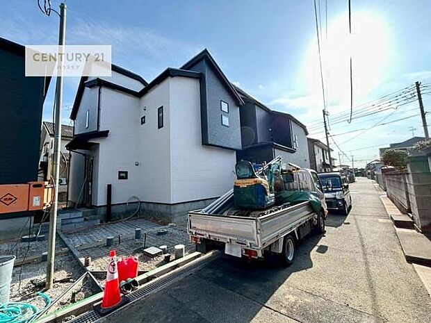 前面道路は3.95m!陽当り良好な立地です。車庫入れが苦手な方も安心ですね。