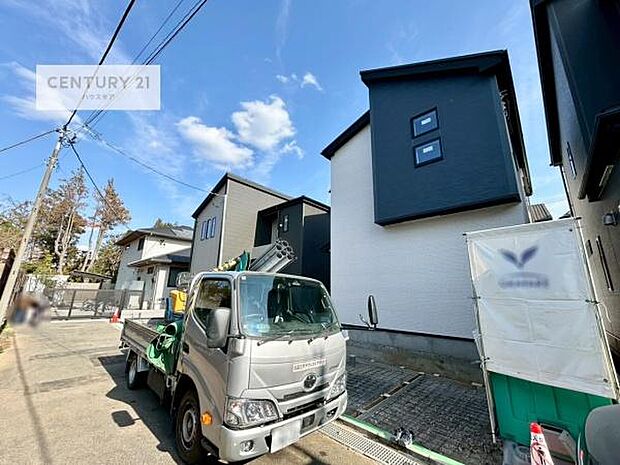 全3棟のキレイな街並み。是非1度ご内見ください。物件探しのご条件・ご要望・ご質問など、不動産に関することならどのようなことでも誠心誠意対応させて頂きます。