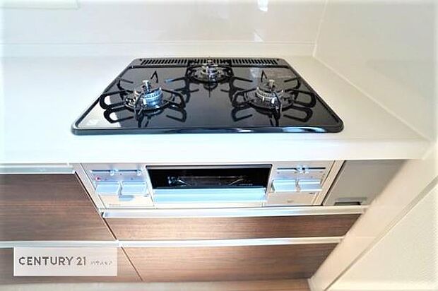 コンロは三口あるのでお料理の同時進行ができます。もちろんグリル付きです。調理スペースも広々している為作業がしやすい!使い勝手が良いシステムキッチンです!(同仕様)