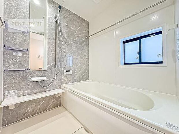 1日の疲れをしっかりと癒してくれる浴室です。おうちの素敵なリラクゼーション場所ですね。(同仕様)