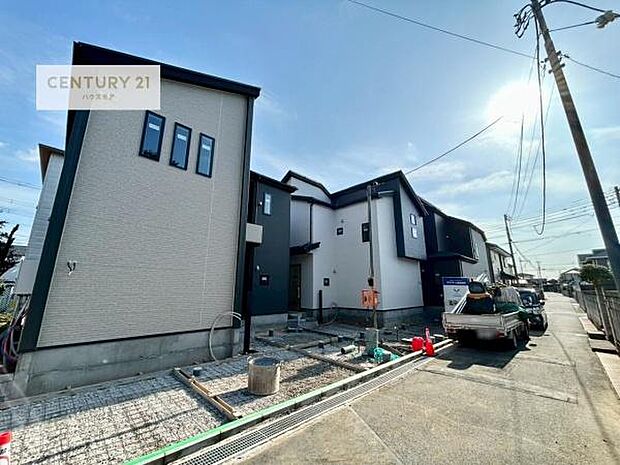 前面道路は3.95m!陽当り良好な立地です。車庫入れが苦手な方も安心ですね。