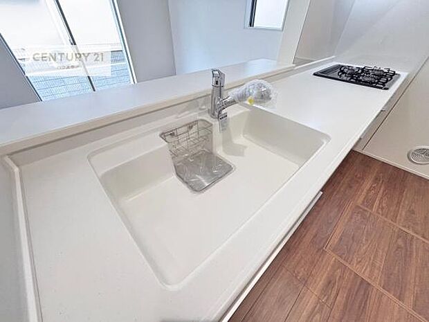 大人気の対面式システムキッチンを採用しています!ご家族のコミュニケーションが自然と増える設計です。お子様にも目が届くので嬉しいですね。収納力もあります!(同仕様)