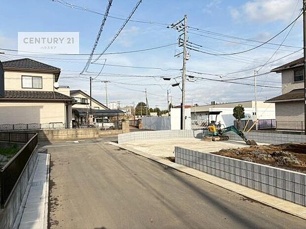 前面道路6m×4m!陽当り良好な立地です。車庫入れが苦手な方も安心ですね。