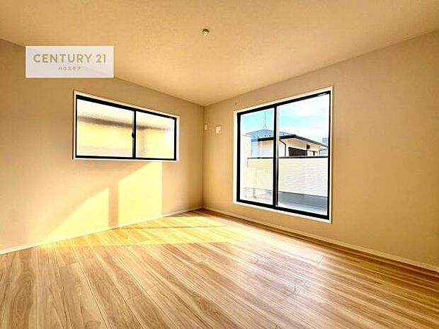 バルコニーに面している洋室です。明るく温もりがあり、換気もしっかりできます!朝起きて、外に出て背伸びをしつつ深呼吸をし良い朝を迎え入れることができます。