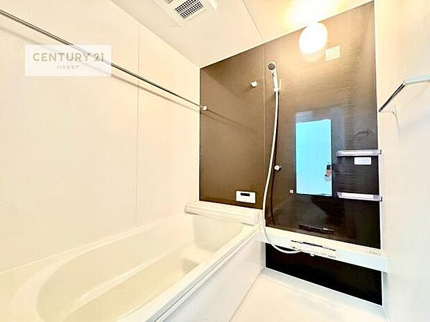 落ち着きある大人の雰囲気のバスルームは、味が出ていてバスタイムが充実!お仕事頑張っているご褒美にお好みの香りの入浴剤を入れて、楽しんでみてはいかがでしょうか?