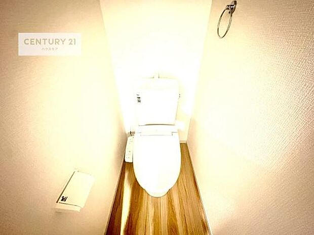 1・2階にトイレがございます!朝の忙しい時間帯も待たずにすみそうですね。白を基調とした清潔感のあるトイレでお手入れがしやすいです!