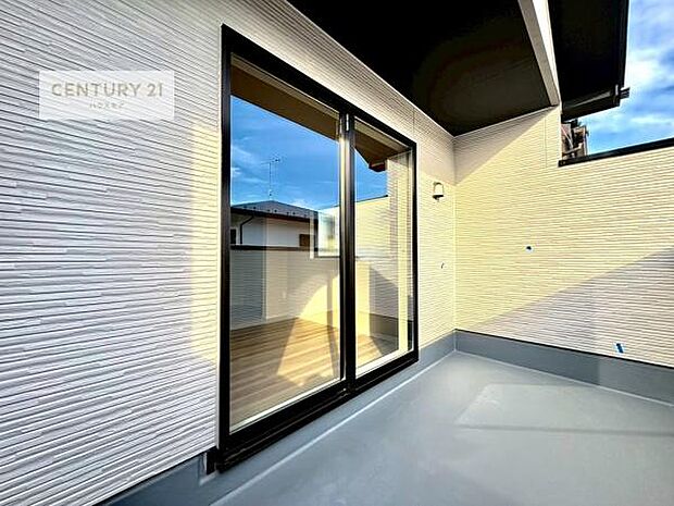 陽当たりの良いバルコニーで、お洗濯物もよく乾きそうですね!お天気の良い日にはバルコニーへ出てリフレッシュするのも気持ちよさそうです。