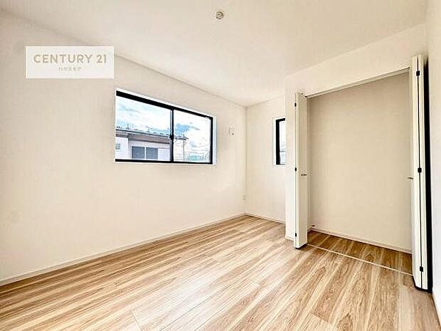 明るい室内は、風通しも良く、明るく大変居心地の良い空間となっております。リラックスして過ごせる心地の良いお部屋です!