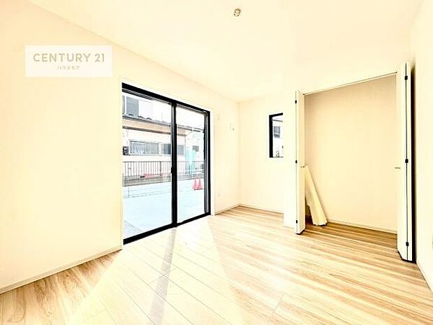 リビングと隣接した洋室です!家事の休憩スペースやキッズスペースとして活用するのもよさそうですね!