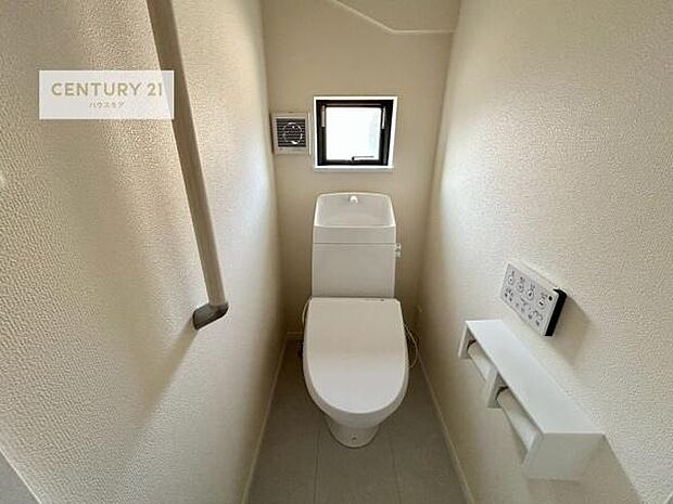 1・2階にトイレがございます!朝の忙しい時間帯も待たずにすみそうですね。白を基調とした清潔感のあるトイレでお手入れがしやすいです!