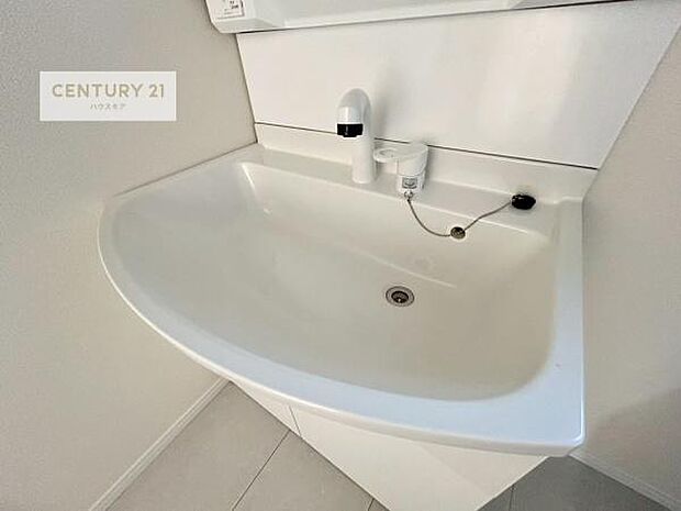 深い洗面台ボウルは、水が跳ねにくいのでお手入れが楽々!清潔感が保てます!キレイな洗面所で自分磨きのモチベーションが上がりますね!