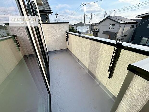 陽当たりの良いバルコニーで、お洗濯物もよく乾きそうですね!お天気の良い日にはバルコニーへ出てリフレッシュするのも気持ちよさそうです。