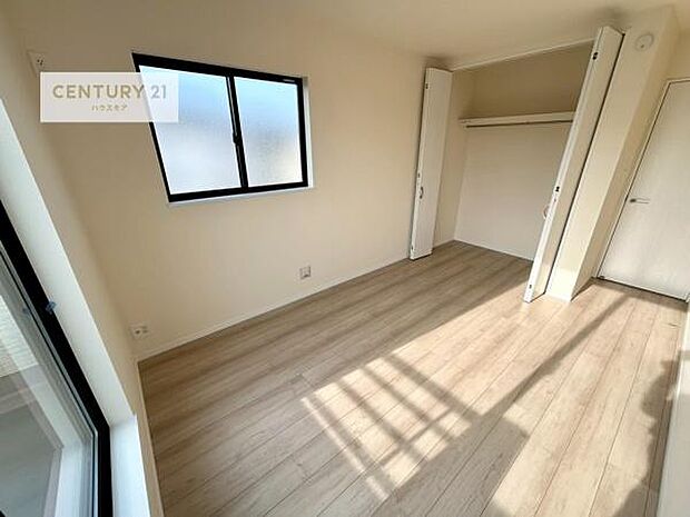 明るい室内は、風通しも良く、明るく大変居心地の良い空間となっております。リラックスして過ごせる心地の良いお部屋です!朝の目覚めがスッキリしますね!