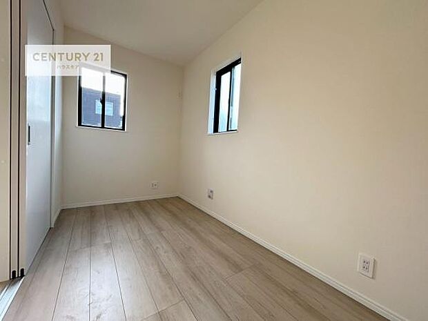 2面採光を確保した明るい室内は、風通しも良く、明るく大変居心地の良い空間となっております。リラックスして過ごせる心地の良いお部屋です!朝の目覚めがスッキリしますね。