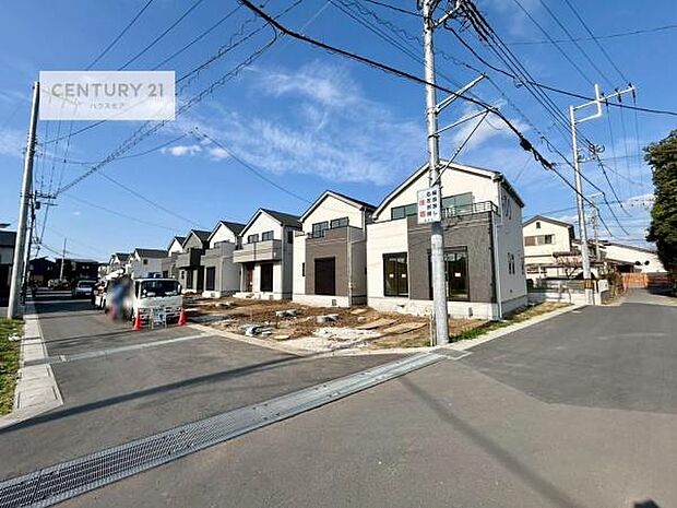 前面道路5m!陽当り良好な立地です。車庫入れが苦手な方も安心ですね。