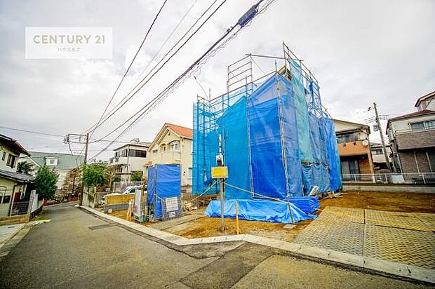 前面道路は4m!陽当り良好な立地です。車庫入れが苦手な方も安心ですね。