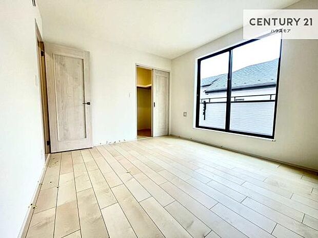 バルコニーに面している洋室です。明るく温もりがあり、換気もしっかりできます!朝起きて、外に出て背伸びをしつつ深呼吸をし良い朝を迎え入れることができます。