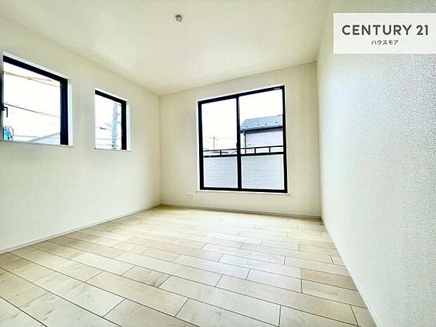 2面採光を確保した明るい室内は、風通しも良く、明るく大変居心地の良い空間となっております。リラックスして過ごせる心地の良いお部屋です!