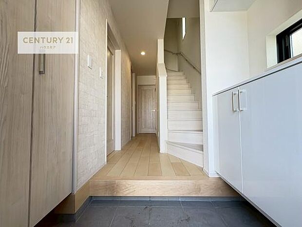 疲れて帰ってきても、ただいま!を言いたくなる、優しく迎え入れてくれる空間になっています。明るく温もり溢れる玄関です!