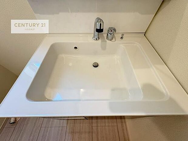 深い洗面台ボウルは、水が跳ねにくいのでお手入れが楽々!清潔感が保てます!キレイな洗面所で自分磨きのモチベーションが上がりますね!