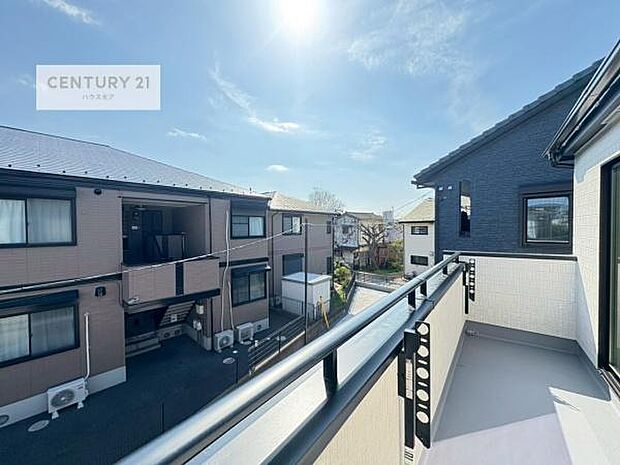 広々としているバルコニーです!お洗濯物を干すのはもちろん風に当たりながらくつろぎタイムが送れます!