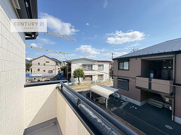 晴れた日には青い空を見渡せる開放的な時間を楽しめます。気持ちの良い風が通り抜ける街並みです!