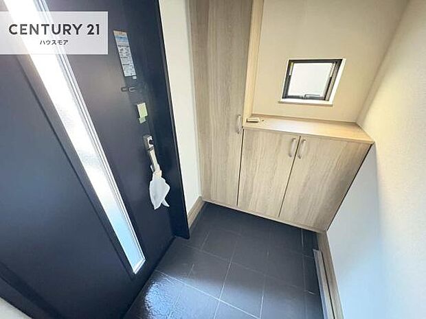 シューズボックス付きなので、玄関が片付きお掃除がしやすいです!スッキリした玄関で戸を開けた瞬間、清潔感のある心地いい空間が出迎えてくれます。