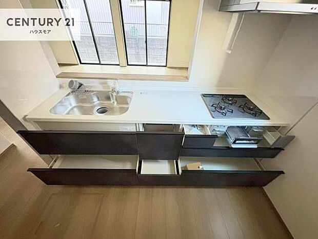 収納スペースが豊富で、調理スペースがスッキリと片付きひろ~く活用できます!快適に作業ができます!毎日の料理が捗ります!