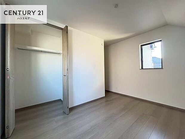掃き出し窓がないお部屋は、お子様のお部屋としても安心です!収納スペースも充実しているので散らかったお部屋をサッと片付けられます!