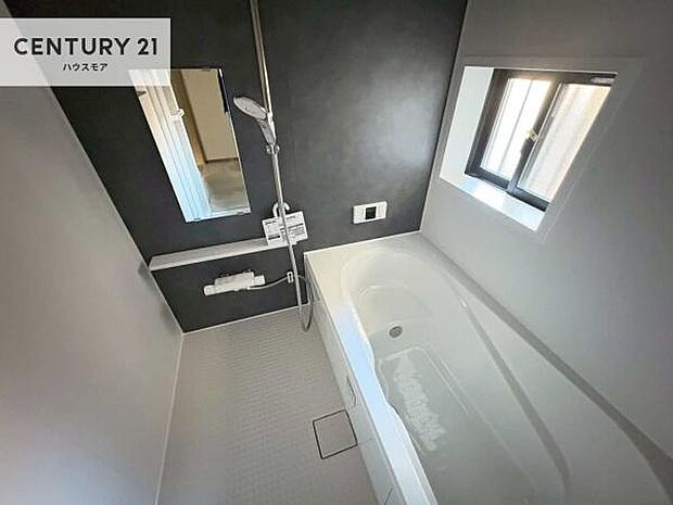 落ち着きある大人の雰囲気のバスルームは、味が出ていてバスタイムが充実!お仕事頑張っているご褒美にお好みの匂いの入浴剤を入れて、楽しんでみてはいかがでしょうか?