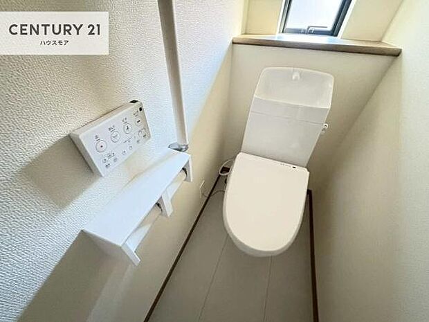 1・2階にトイレがございます!朝の忙しい時間帯も待たずにすみそうですね。白を基調とした清潔感のあるトイレでお手入れがしやすいです!