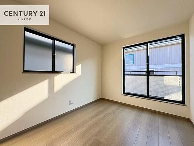 2面採光を確保した明るい室内は、風通しも良く、明るく大変居心地の良い空間となっております。リラックスして過ごせる心地の良いお部屋です!