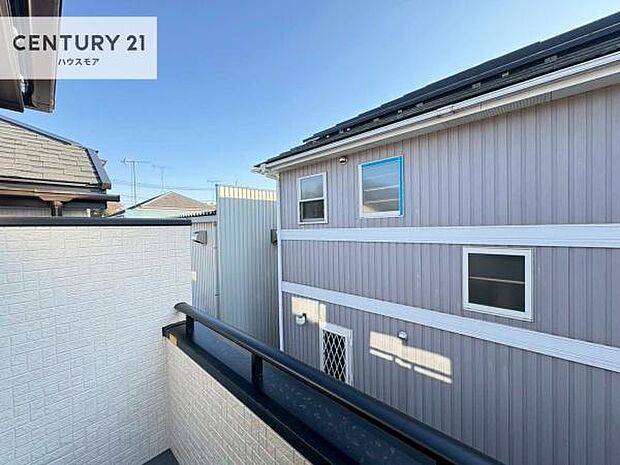 晴れた日には青い空を見渡せる開放的な時間を楽しめます。気持ちの良い風が通り抜ける街並みです!