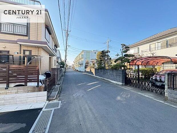 前面道路6m!陽当り良好な立地です。車庫入れが苦手な方も安心ですね。