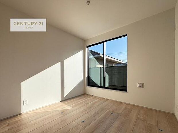 バルコニーに面している洋室です。明るく温もりがあり、換気もしっかりできます!(同仕様)