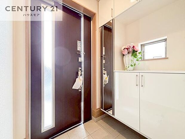 疲れて帰ってきても、ただいま!を言いたくなる、優しく迎え入れてくれる空間になっています。明るく温もり溢れる玄関です!(同仕様)