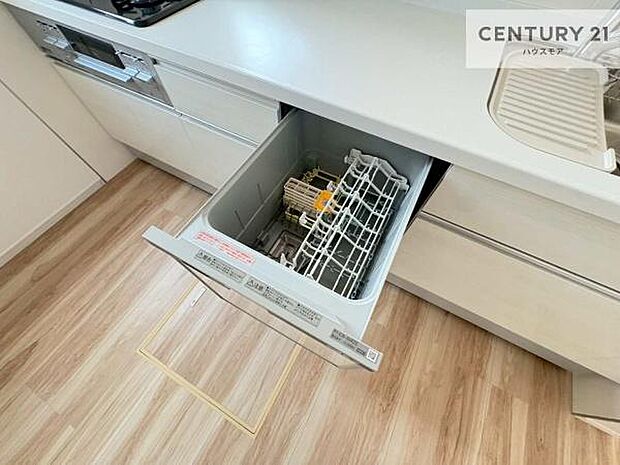 食洗機付き!忙しい時や冬場は手荒れ防止として大活躍します!ビルトイン仕様なので、場所も取らず調理スペースも広く使えて手際よく作業が出来ます!