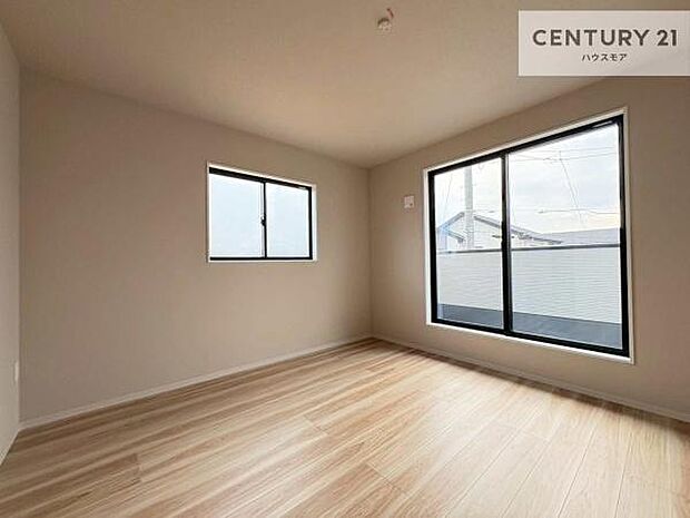 バルコニーに面している洋室です。明るく温もりがあり、換気もしっかりできます!朝起きて、外に出て背伸びをしつつ深呼吸をし良い朝を迎え入れることができます。