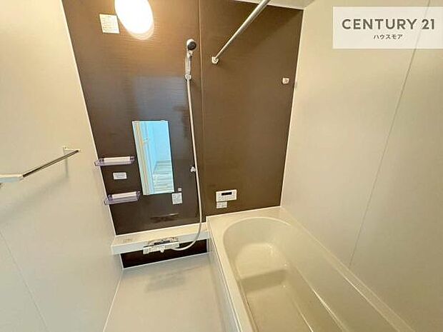 落ち着きある大人の雰囲気のバスルームは、シックなデザインでバスタイムが充実!お仕事頑張っているご褒美にお好みの匂いの入浴剤を入れて、楽しんでみてはいかがでしょうか?