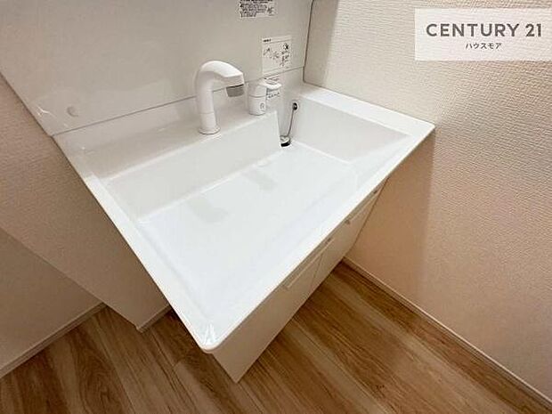 深い洗面台ボウルは、水が跳ねにくいのでお手入れが楽々!清潔感が保てます!キレイな洗面所で自分磨きのモチベーションが上がりますね!