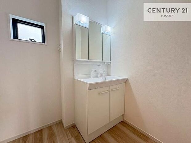 小窓付きの明るい洗面室です！湿気もすぐに入れ替えができて清潔に保つことができます！自然光が差し込むのでお化粧の仕上がりも良くなりますね！