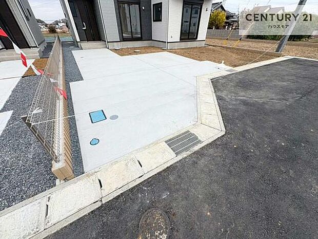 駐車スペースは2台分あります!セカンドカーはもちろん、バイクや自転車なども置き場所に困りません。