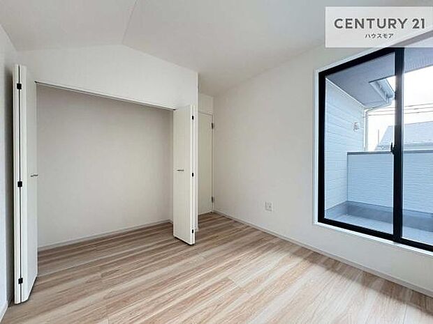 洋室は子供部屋や寝室、色々と用途多彩に利用できますね。収納力もたっぷりなので、広々気持ちよく過ごすことができます。